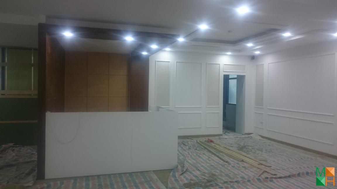 thi-cong-giay-dan-tuong-co-dien-tai-cong-ty-bat-dong-san-14-lang-ha (7)